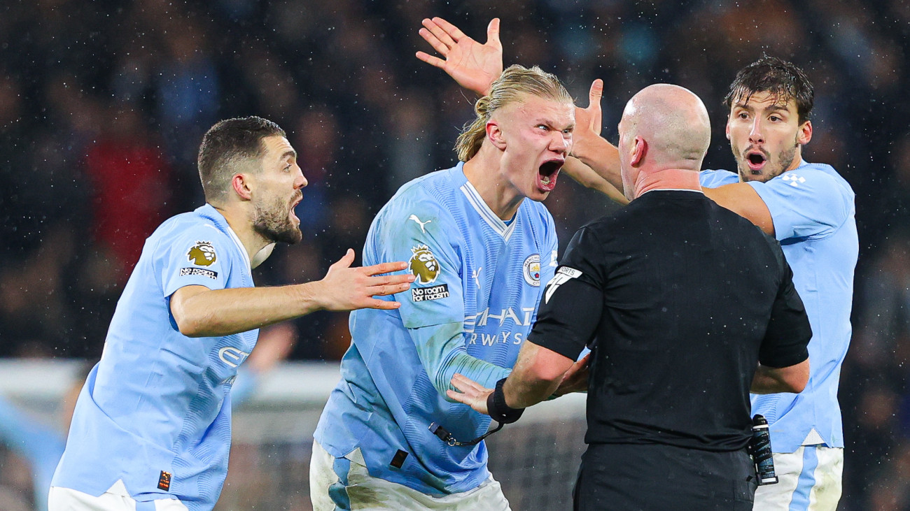 MANCHESTER, ENGLAND - DECEMBER 03: Referee Simon Hooper is surrounded by Erling Haaland, Mateo Kovacic and Ruben Dias of Manchester City after he stopped the game to award Manchester City a free kick and deny Jack Grealish (not pictured) the chance to play on and have a goal scoring chance during the Premier League match between Manchester City and Tottenham Hotspur at Etihad Stadium on December 03, 2023 in Manchester, England. (Photo by James Gill - Danehouse/Getty Images)