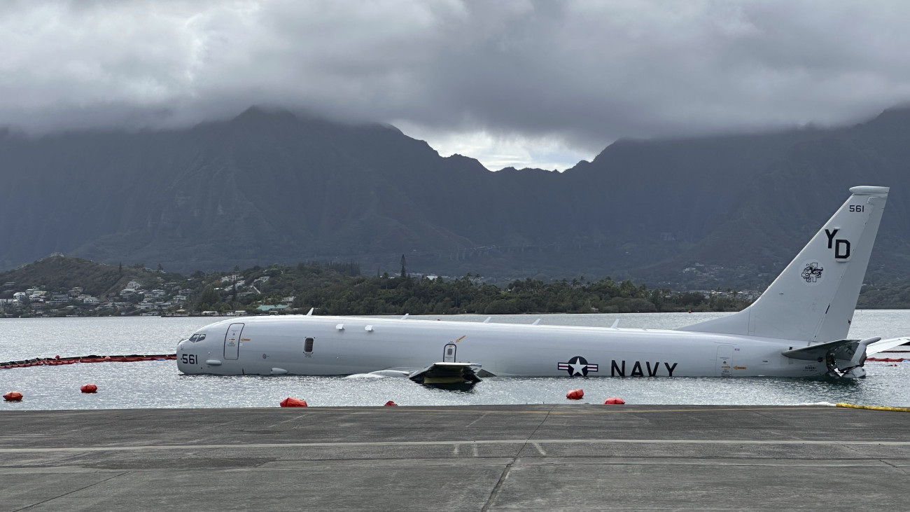 Az Amerikai Haditengerészet egyik P-8A Poseidon repülőgépe áll a sekély vízben, miután túlszaladt a kifutón a Hawaii szigeteken fekvő katonai bázis repülőterén Kaneohe Bay közelében 2023. november 27-én. A haditengerészet közlése szerint a repülőből szinte az összes üzemanyagot eltávolították, hogy ne károsítsa az öböl élővilágát, de pontos dátumot még nem adtak meg a repülőgép kiemelésére.