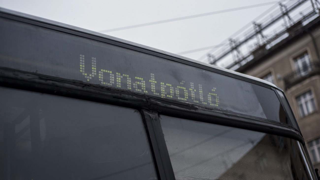 Vonatpótló autóbusz a budapesti Déli pályaudvar mellett 2015. február 2-án. A MÁV vonatpótló autóbuszokat közlekedtet a Déli és Kelenföldi pályaudvar között, mert január 31-én este újabb kövek estek le a vágányra és tovább csúszott a támfal földje a két állomás közötti alagútnál. A vonatok nem közlekednek a Déli pályaudvarra, ez naponta átlagosan 250 járatot érint.