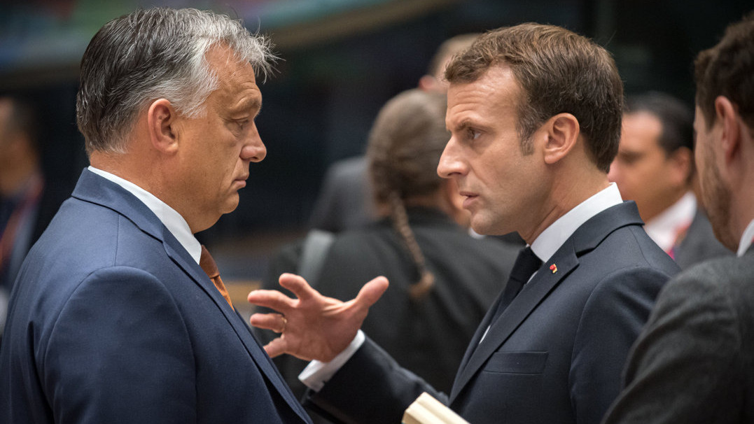 A Miniszterelnöki Sajtóiroda által közreadott képen Orbán Viktor miniszterelnök (b) Emmanuel Macron francia elnökkel beszélget az Európai Unió brüsszeli csúcstalálkozójának második napján, 2019. október 18-án.