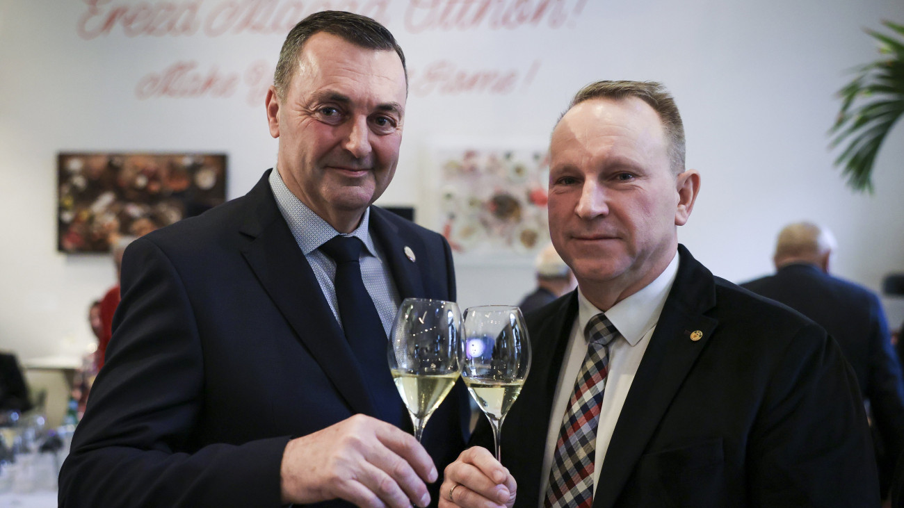 Koch Csaba, a Magyar Bor Akadémia elnöke (j) és Günzer Tamás villányi borász, az Év Bortermelője verseny idei győztese (b) az eredményhirdetésen a budapesti FELIX étteremben 2023. december 6-án.