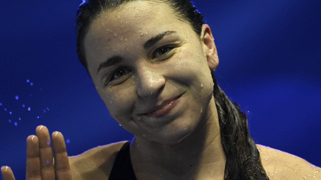 A harmadik helyezett Késely Ajna a női 800 méteres gyorsúszás döntője után a rövidpályás úszó Európa-bajokságon a romániai Otopeniben 2023. december 6-án.