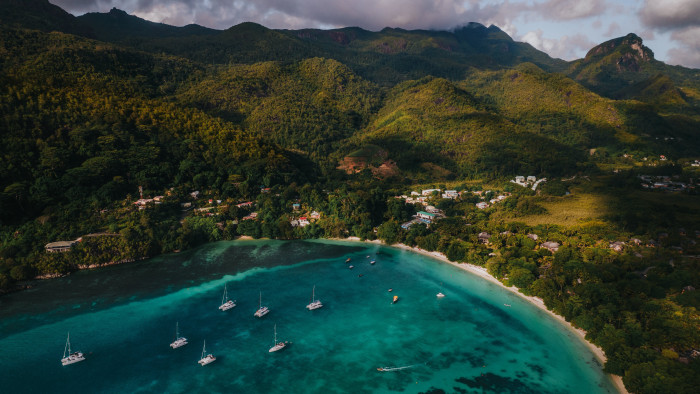 A pusztító robbanás után lassan normalizálódik az élet a Seychelle-szigeteken – videó