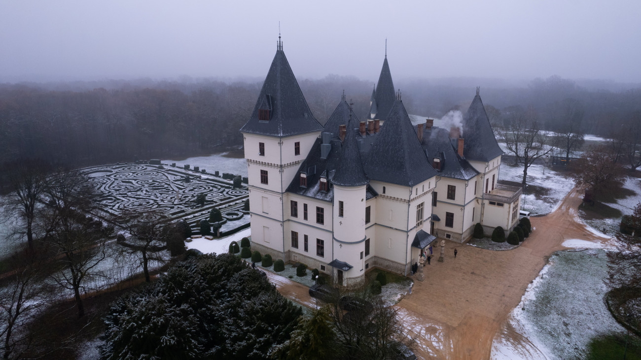 A drónnal készült felvételen a felújított tiszadobi Andrássy-kastély az átadás napján 2023. december 7-én.