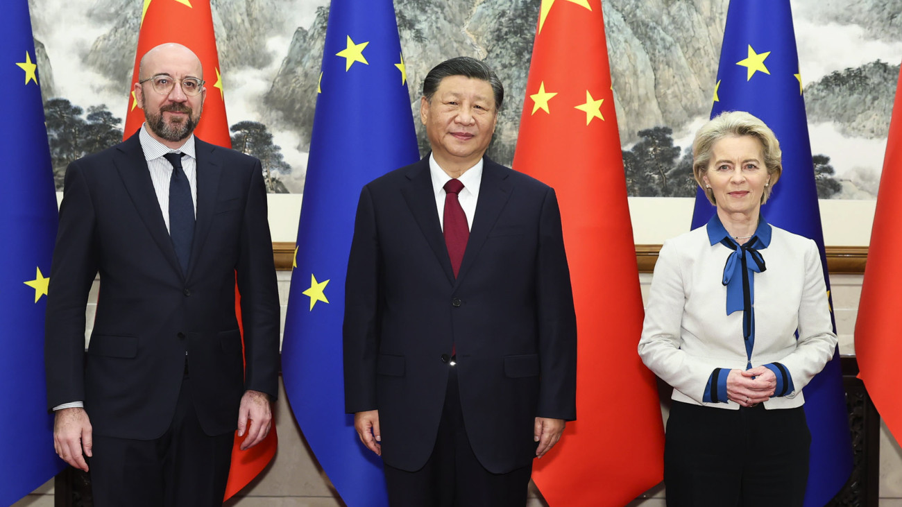 A Hszinhua kína hírügynökség felvételén Charles Michel, az Európai Tanács elnöke, Hszi Csin-ping kínai államfő és Ursula von der Leyen, az Európai Bizottság elnöke (b-j) a tárgyalásuk előtt a pekingi Tiaojütaj állami vendégházban 2023. december 7-én.