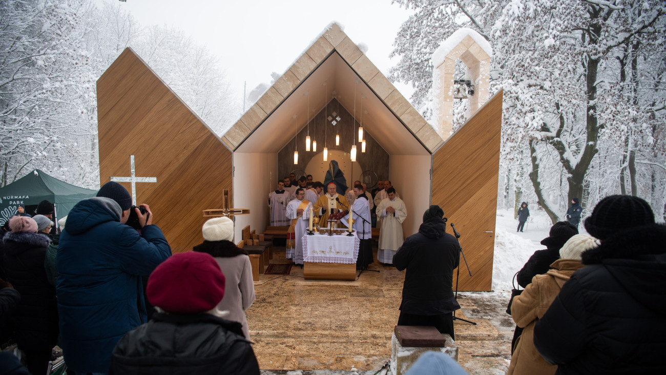 Erdő Péter bíboros, esztergom-budapesti érsek ünnepi szentmisét celebrál az Anna-réti engesztelőkápolna megszentelésén a Normafánál a Szent Anna-réten 2023. december 8-án.