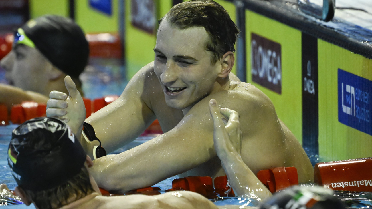 A harmadik helyezett Márton Richárd a férfi 200 méteres pillangóúszás döntője után a rövidpályás úszó Európa-bajnokságon a romániai Otopeniben 2023. december 8-án.