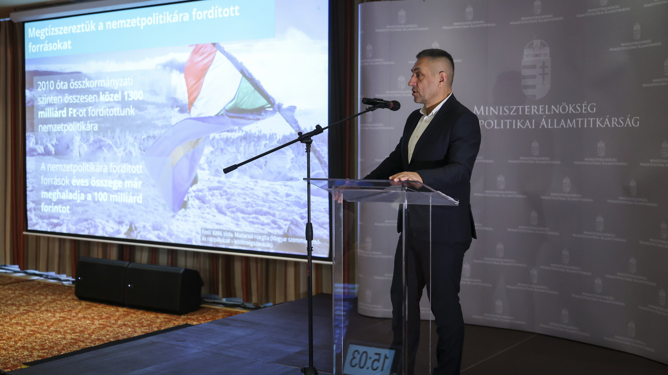 Potápi Árpád János, a Miniszterelnökség nemzetpolitikai államtitkára beszédet mond a III. Kárpát-medencei magyar médiatalálkozón Visegrádon 2023. december 8-án.