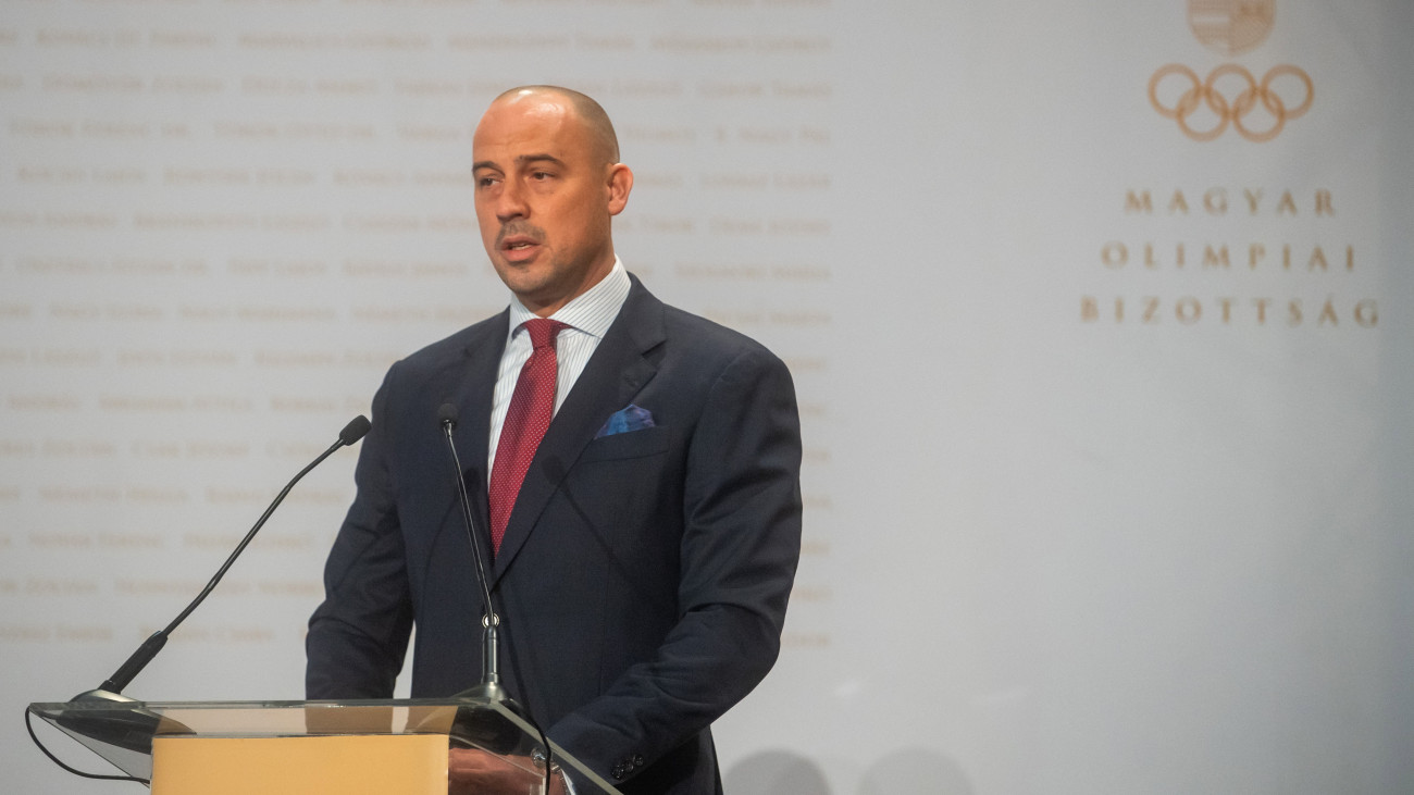 Schmidt Ádám sportért felelős államtitkár beszédet mond a Magyar Olimpiai Bizottság közgyűlésén a Pesti Vigadóban 2023. december 9-én.