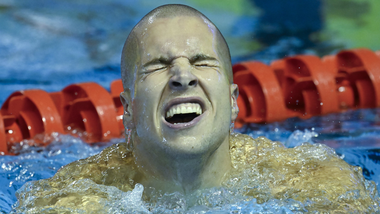 A második helyezett Szabó Szebasztián a férfi 50 méteres pillangóúszás döntőjében a rövidpályás úszó Európa-bajnokságon a romániai Otopeniben 2023. december 9-én.