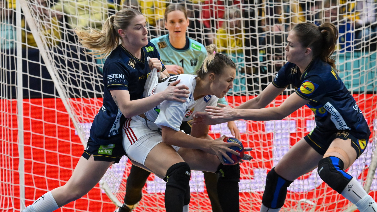 Pásztor Noémi (k), valamint Nina Dano (b) és Olivia Mellegard, a svéd válogatott játékosai az olimpiai kvalifikációs női kézilabda-világbajnokság középdöntőjének második fordulójában játszott Magyarország - Svédország mérkőzésen a svédországi Göteborgban 2023. december 9-én.