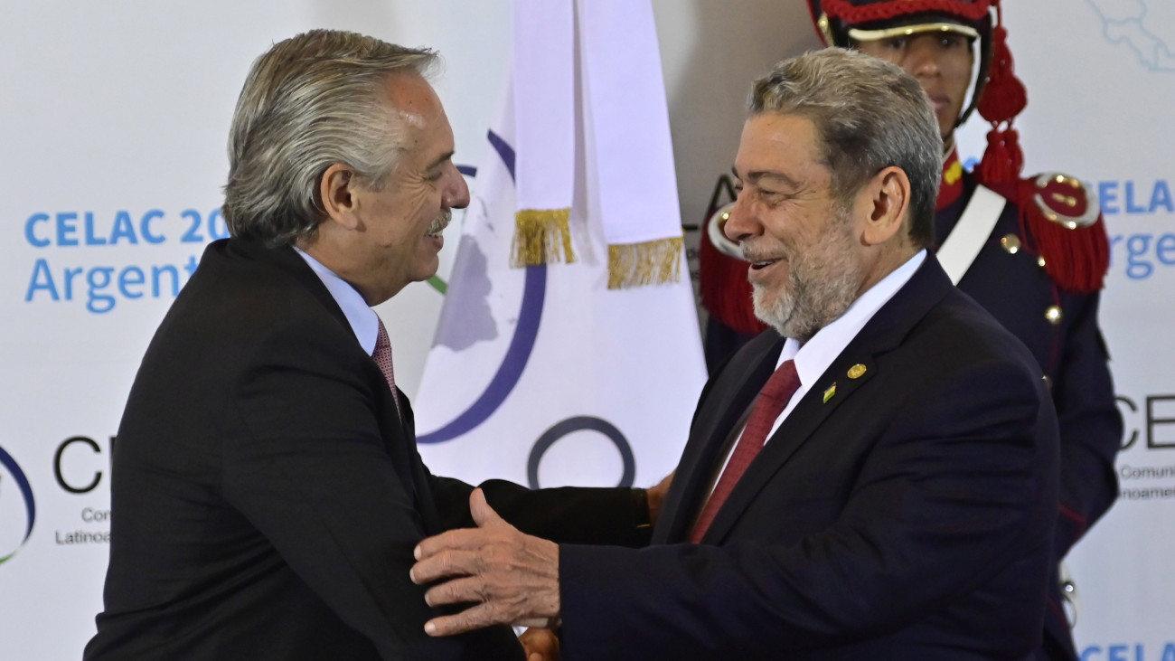 Alberto Fernandez argentin elnök (b) üdvözli Ralph Gonsalvest, Saint Vincent és Grenadine-szigetek miniszterelnökét a Latin-amerikai és Karibi Államok Közösségének (CELAC) csúcstalálkozóján Buenos Airesben 2023. január 24-én.