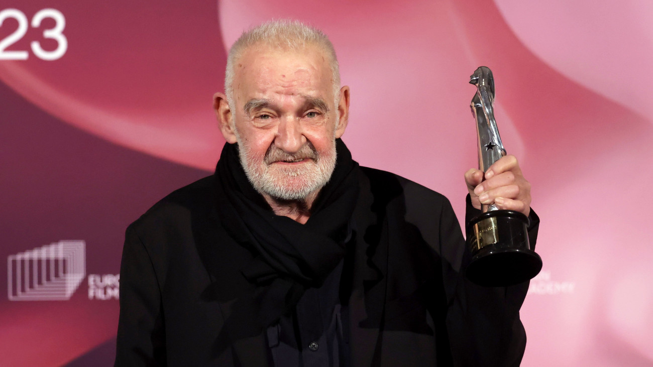 Az Európai Filmakadémia (EFA) életműdíjában részesült Tarr Béla filmrendező az elismerésével a 36. Európai Filmdíjak átadási ünnepségén Berlinben 2023. december 9-én.