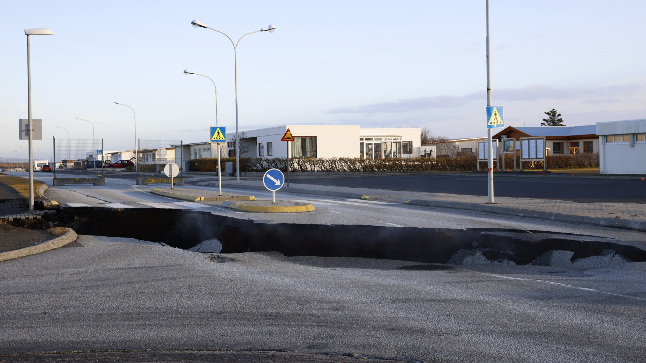 Gőz szivárog egy meghasadt út repedéséből az Izland délnyugati részén fekvő Grindavik városban 2023. november 13-án. A városl lakóinak evakuálására azt követően került sor, hogy rendkívüli intenzitású földrengések rázták meg a régiót. A rengések vulkáni aktivitást jeleznek, a föld mélyén fortyogó láva a szakértők szerint megindult a felszín felé, és akár napokon belül kitörhet a vulkán. A szigetországban rendkívüli állapotot hirdettek, mintegy négyezer embernek kellett elhagynia otthonát.