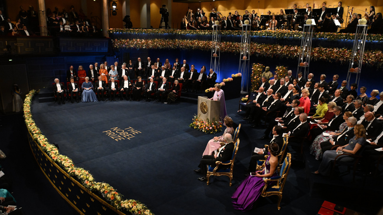 Astrid Söderbergh Widding, a Nobel Alapítvány kuratóriumi elnöke beszédet mond a 2023-as Nobel-díjak átadási ünnepségén a stockholmi hangversenyteremben 2023. december 10-én.