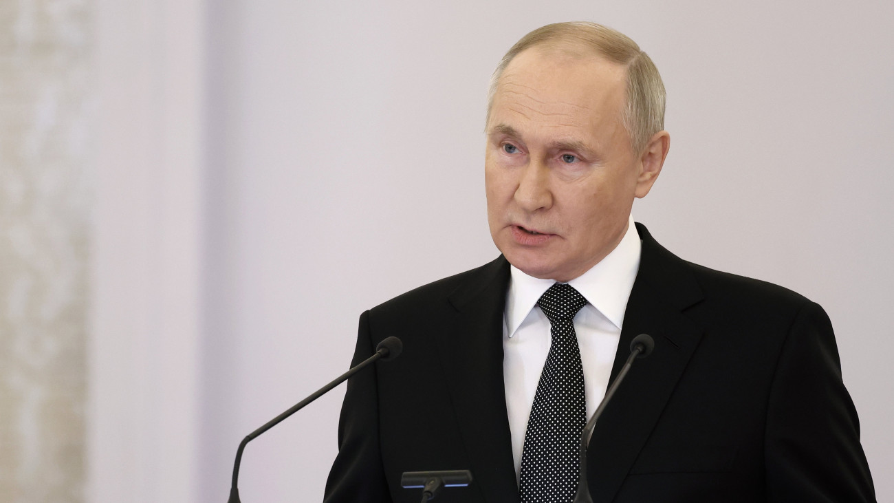 Vlagyimir Putyin orosz elnök beszédet mond a haza hőseinek napja alkalmából rendezett ünnepségen a moszkvai Kreml Szent György termében 2023. december 8-án. Putyin bejelentette, hogy indul a 2024-es oroszországi elnökválasztáson. Jelenlegi államfői mandátuma 2024. május 7-én jár le.