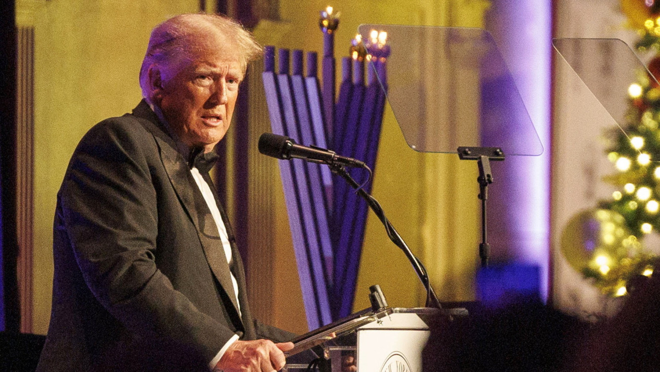 Donald Trump volt amerikai elnök beszédet mond a New York-i Fiatal Republikánusok Klubjának gálaestjén, New Yorkban 2023. december 9-én.