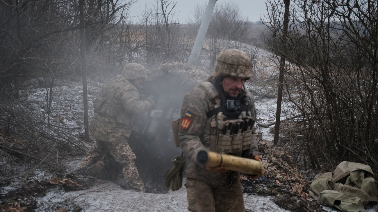 Ukrán 22. gépesített dandár katonái egy D-44 85 mm-es tüzérségi löveggel lőnek orosz állásokat a kelet-ukrajnai Bahmut település közelében húzódó frontvonalnál 2023. december 7-én.
