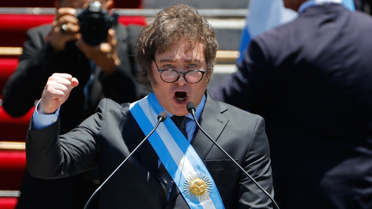 Javier Milei új argentin elnök beszédet mond beiktatási ünnepségén Buenos Airesben 2023. december 10-én. Milei, A Szabadság Előretör nevű párt jelöltjeként győzött az argentin elnökválasztás novemberi második fordulójában.