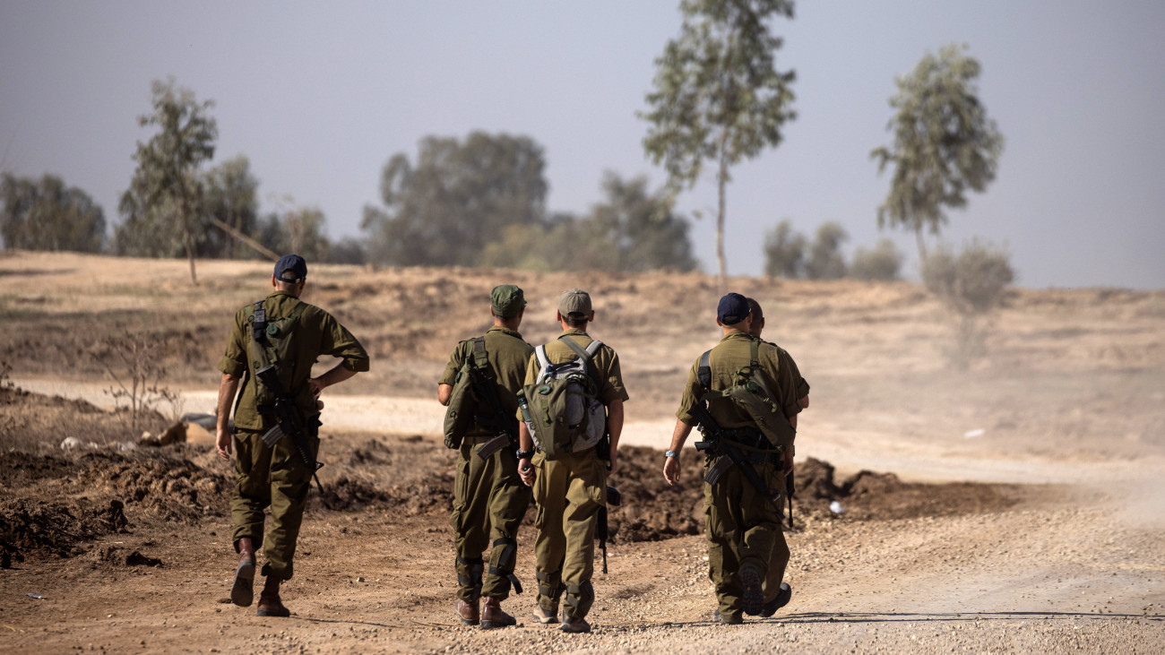 Izraeli katonák egy dél-izraeli gyülekezési ponton, a Gázai övezet határának térségében 2023. november 24-én, miután életbe lépett a négynapos tűzszünet Izrael és a Gázai övezetet irányító Hamász palesztin iszlamista szervezet között. A Hamász fegyveresei október 7-én támadást indítottak Izrael ellen, az izraeli haderő pedig válaszul légi és szárazföldi hadműveleteket hajtott végre a Gázai övezetben.