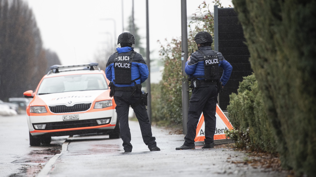 Az egyik helyszínt biztosítják rendőrök Sionban 2023. december 11-én, miután egy férfi két helyszínen lövöldözött és két embert megölt, egyet megsebesített a délnyugat-svájci városban. Az indítéka egyelőre ismeretlen.