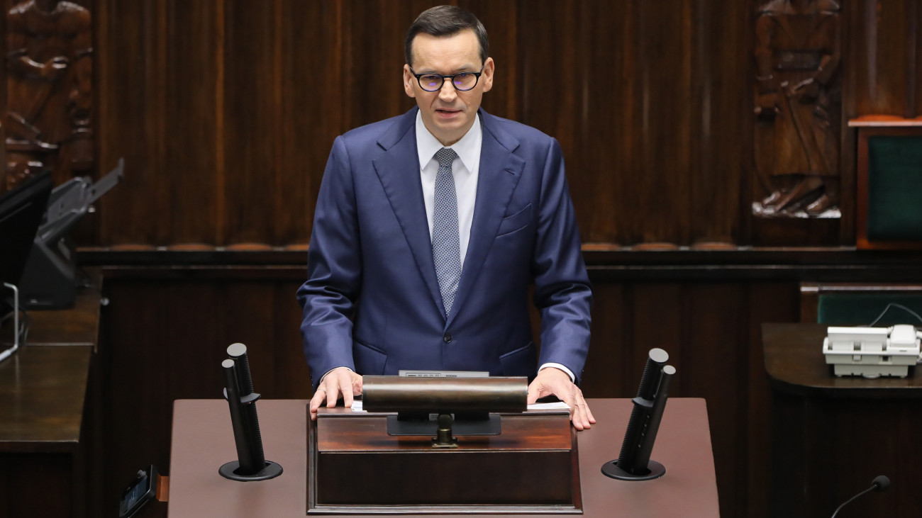 Mateusz Morawiecki lengyel miniszterelnök felszólal a parlamenti alsóház, a szejm ülésén a kormányáról tartandó alsóházi bizalmi szavazás előtt Varsóban 2023. december 11-én. Amennyiben Morawiecki nem nyeri el a szejm bizalmát, akkor az alsóház még a nap folyamán megválaszthatja Donald Tusk baloldali kormányfőjelöltet a november 27. óta hivatalban levő koalíciós kormány élére.