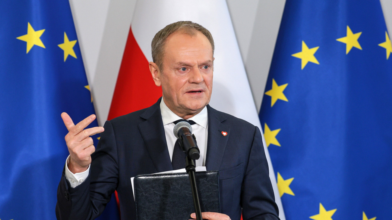 Donald Tusk koalíciós kormányfőjelölt sajtótájékoztatót tart Varsóban 2023. december 8-án, miután informális egyeztetést tartott a miniszterjelöljeivel. Tusk bejelentette, hogy az új parlamenti többségi koalíció által alakítandó kormány egyik első lépéseként Lengyelország csatlakozik az Európai Ügyészséghez.