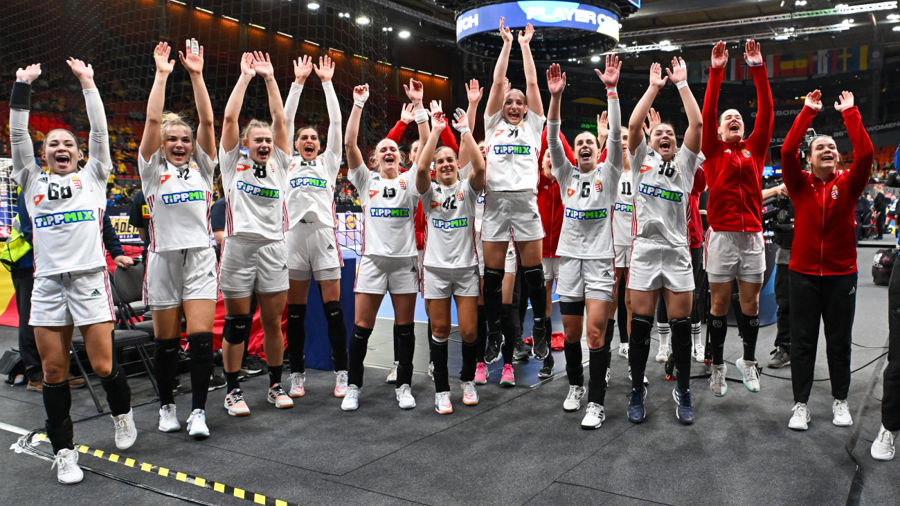 A magyar válogatott tagjai ünnepelnek, miután 23-22-re győztek az olimpiai kvalifikációs női kézilabda-világbajnokság középdöntőjének harmadik fordulójában játszott Magyarország - Horvátország mérkőzésen a svédországi Göteborgban 2023. december 11-én.