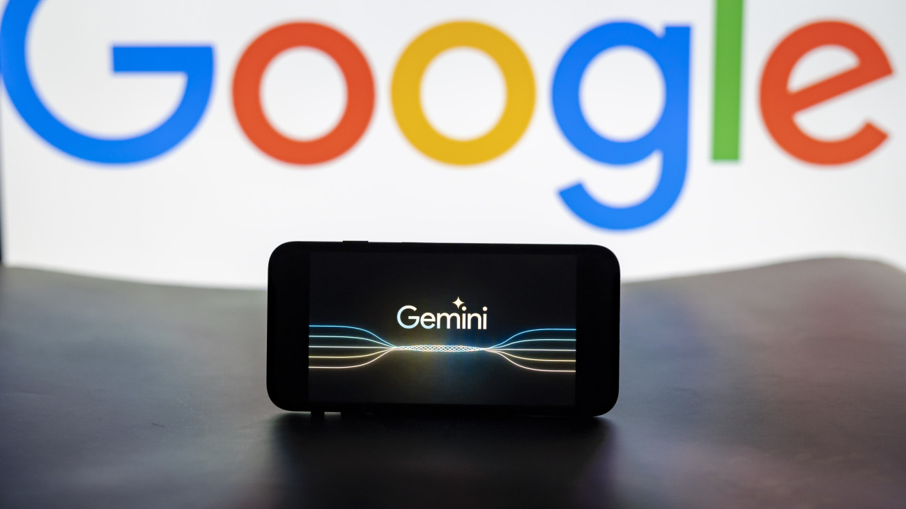 INDIA - 2023/12/08: In this photo illustration, the logo of Gemini is seen displayed on a mobile phone screen with the Google logo in the background. (Photo Illustration by Idrees Abbas/SOPA Images/LightRocket via Getty Images)