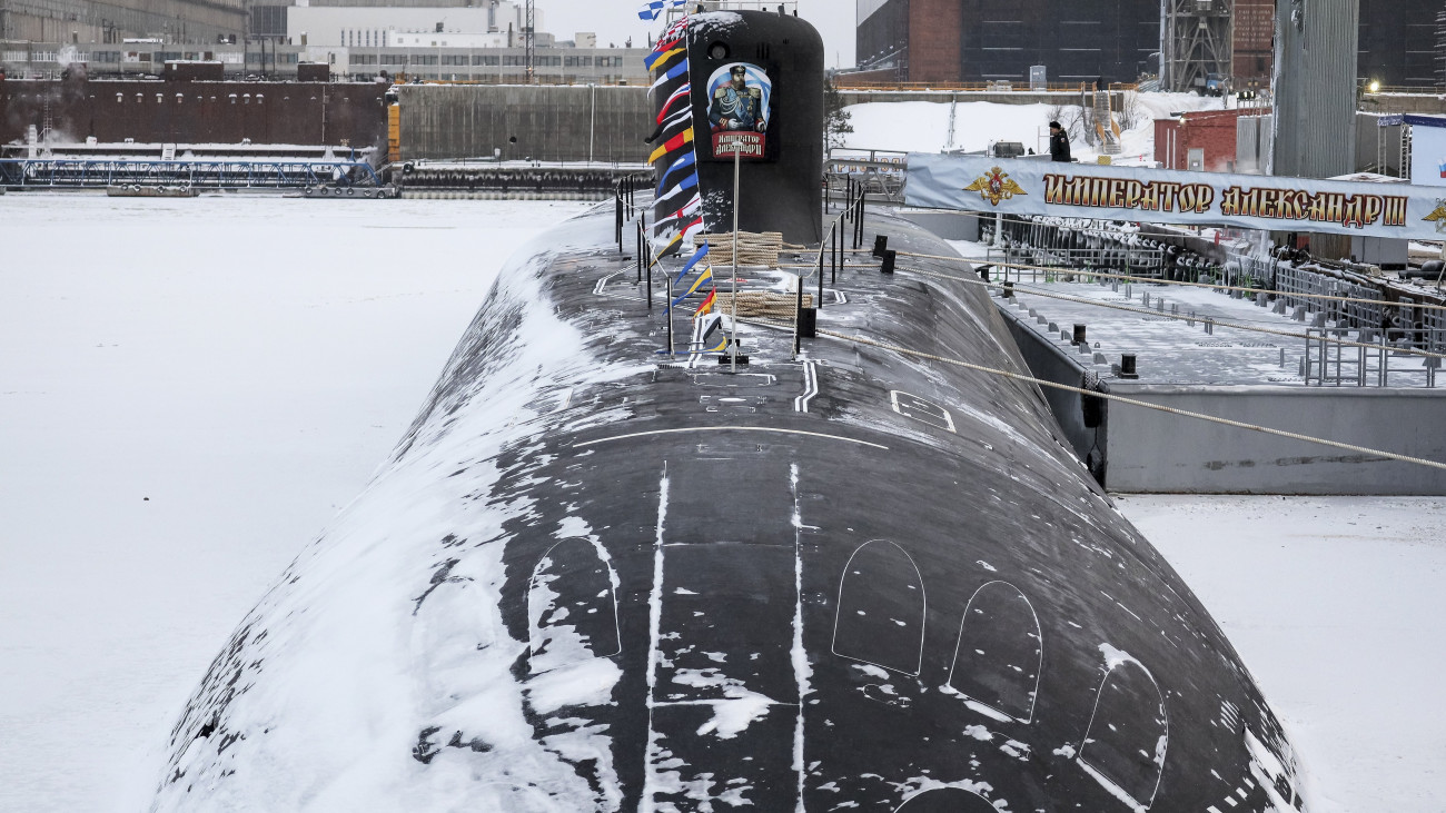 Az újonnan megépített III. Sándor cár tengeralattjáró az orosz haditengerészet két legújabb nukleáris tengeralattjárójának Vlagyimir Putyin orosz elnök részvételével tartott zászlófelvonási ünnepségén az Északi Gépgyárban (Szevmas), az Arhangelszki régióban levő Szeverodvinszkban 2023. december 11-én. Oroszország hajóraja a III. Sándor cár mellett a Krasznojarszk tengeralattjáróval bővült.