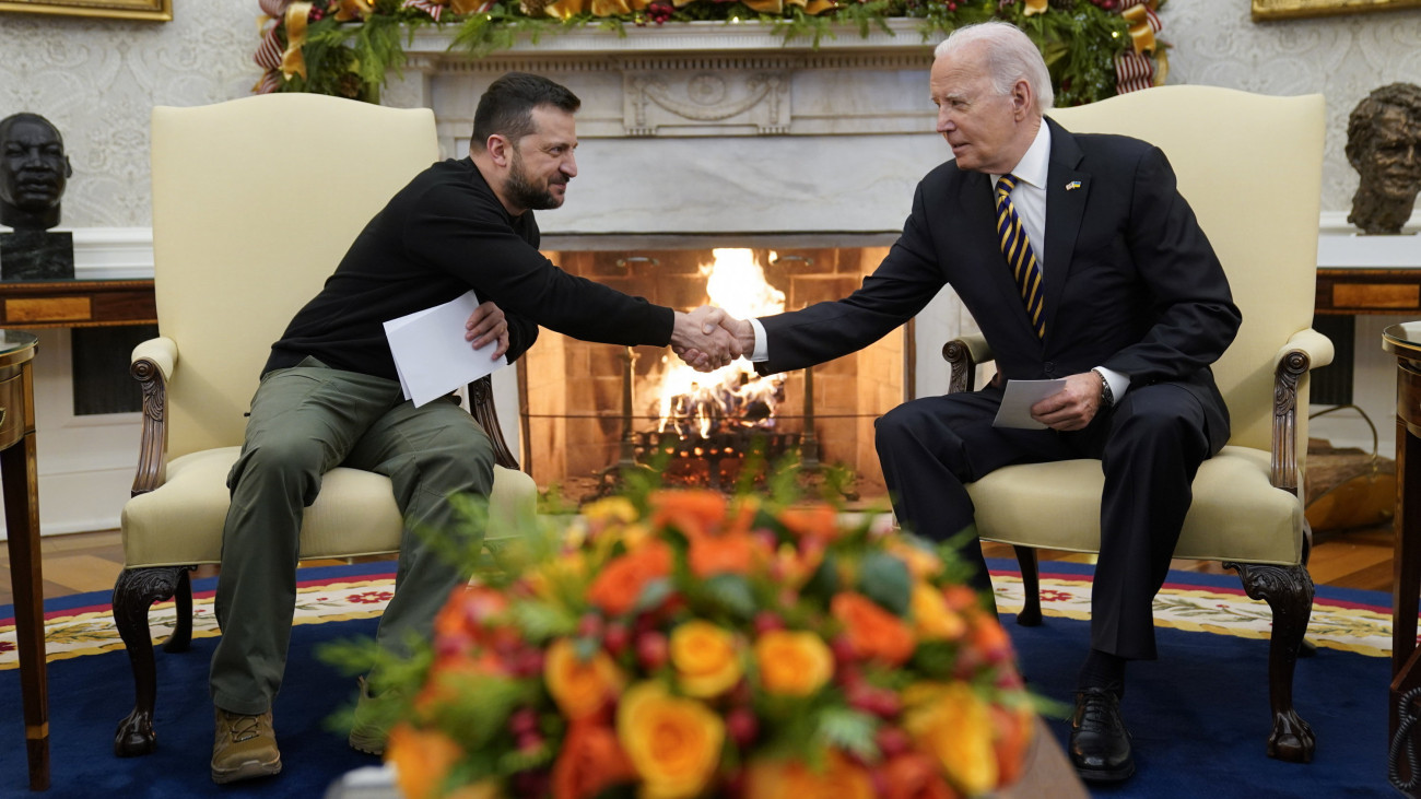 Joe Biden amerikai elnök (j) ukrán partnerét, Volodimir Zelenszkijt fogadja a washingtoni Fehér Ház Ovális irodájában 2023. december 12-én.