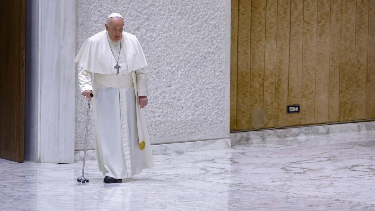Ferenc pápa hetenkénti általános kihallgatására érkezik a vatikáni VI. Pál-csarnokba 2023. december 6-án.
