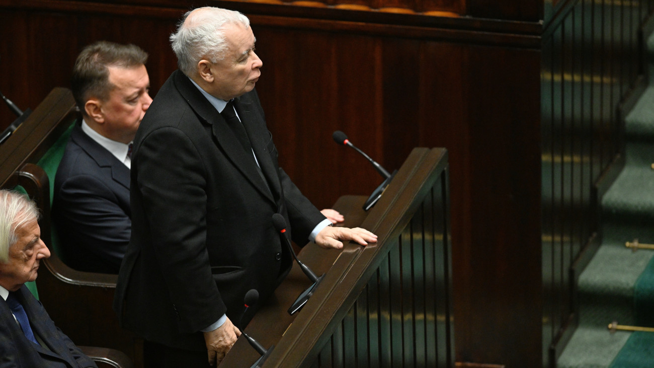 Jaroslaw Kaczynski, a Jog és Igazságosság Pártjának (PiS) elnöke beszél a parlamenti alsóház, a szejm alakuló ülésén Varsóban 2023. november 13-án.