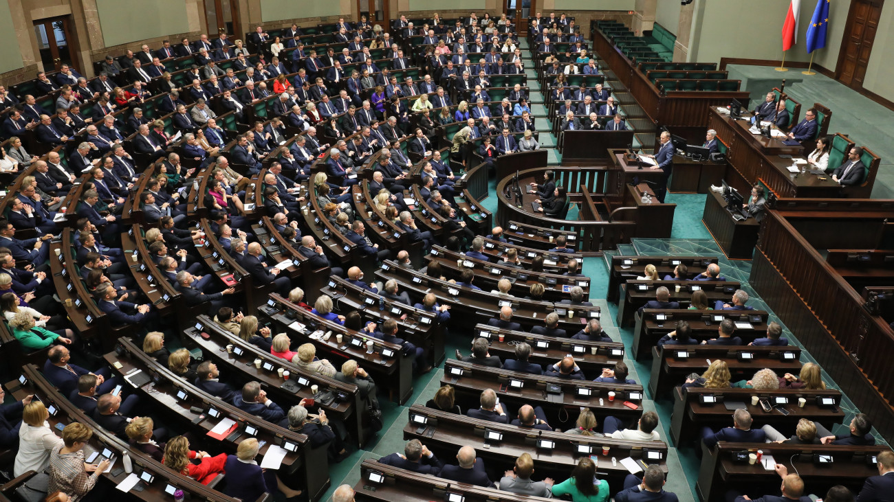 Donald Tusk megválasztott kormányfő programbeszédet tart a szejmben 2023. december 12-én. Donald Tuskot, az október 15-i parlamenti választásokon többségbe került koalíció jelöltjét előző nap választotta meg a lengyel parlamenti alsóház (szejm) kormányfőnek.