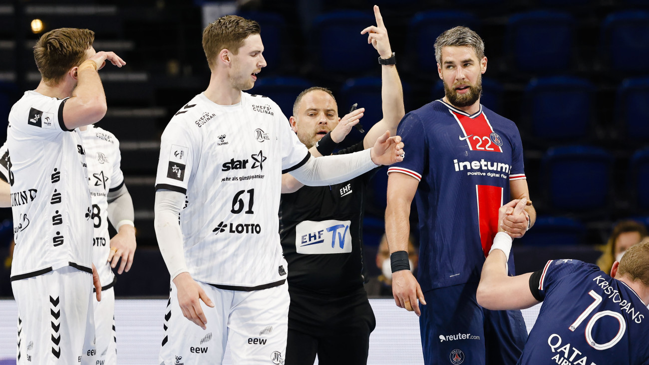 12 May 2021, Schleswig-Holstein, Kiel: Handball: Champions League, THW Kiel - Paris St. Germain, final round, knockout round, quarter-finals, first leg at Wunderino Arena. Referee Matija Gubica (3rd from left) shows Kiels Hendrik Pekeler the second two-minute penalty. Photo: Frank Molter/dpa (Photo by Frank Molter/picture alliance via Getty Images)