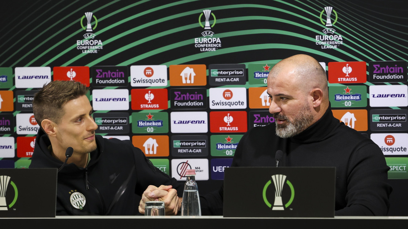 Kristoffer Zachariassen, a Ferencváros játékosa (b) és Dejan Stankovic vezetőedző a labdarúgócsapat sajtótájékoztatóján a Groupama Arénában 2023. december 13-án. A magyar bajnok másnap az olasz Fiorentina együttesét fogadja a Konferencia-liga csoportmérkőzésén.