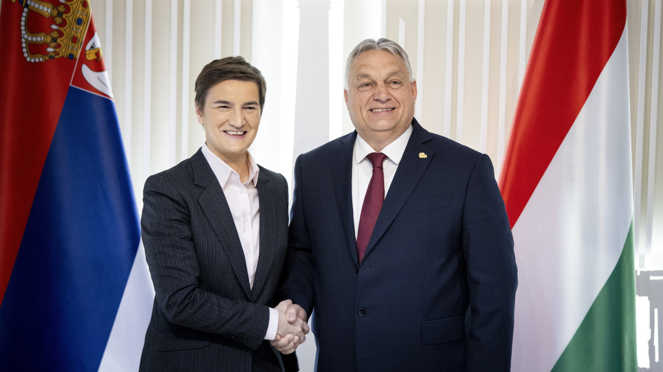 A Miniszterelnöki Sajtóiroda által közreadott képen Orbán Viktor magyar (j) és Ana Brnabic szerb kormányfő kezet fog kétoldalú megbeszélésük előtt Brüsszelben 2023. december 13-án.