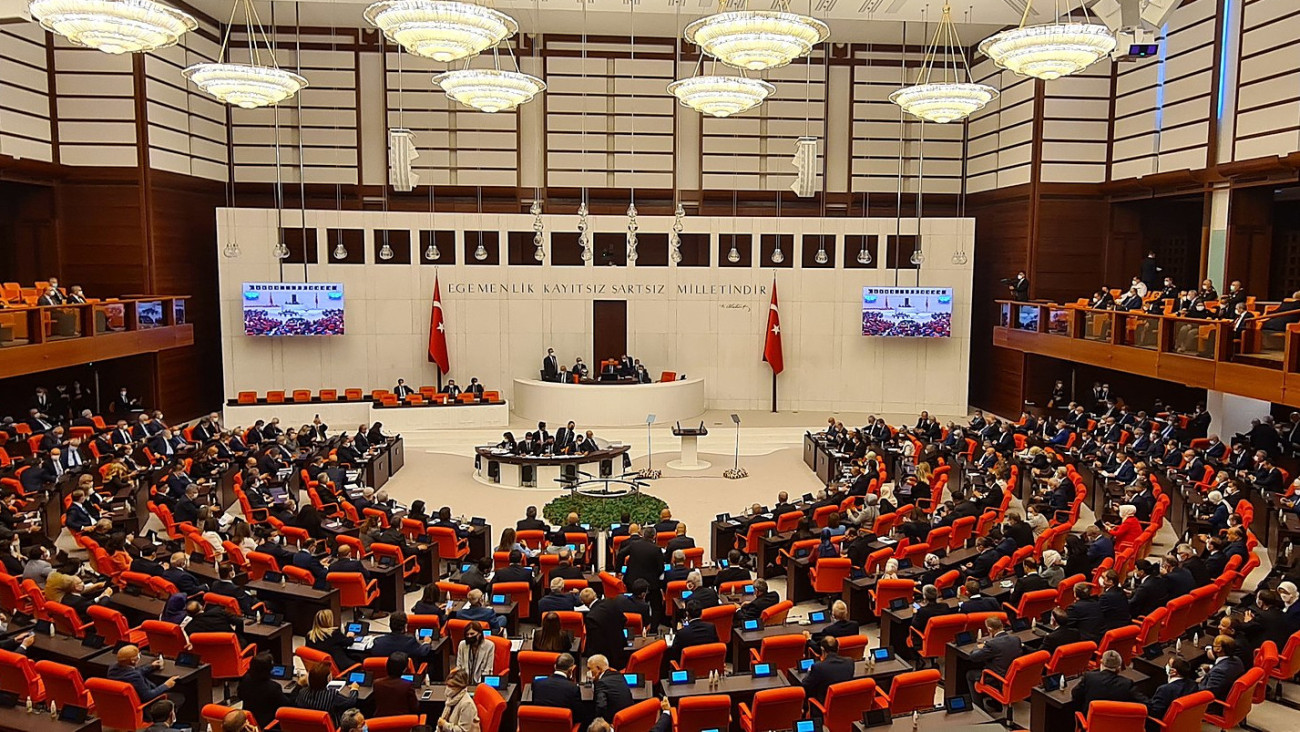 Dráma a török parlamentben – figyelem, megrázó felvétel!