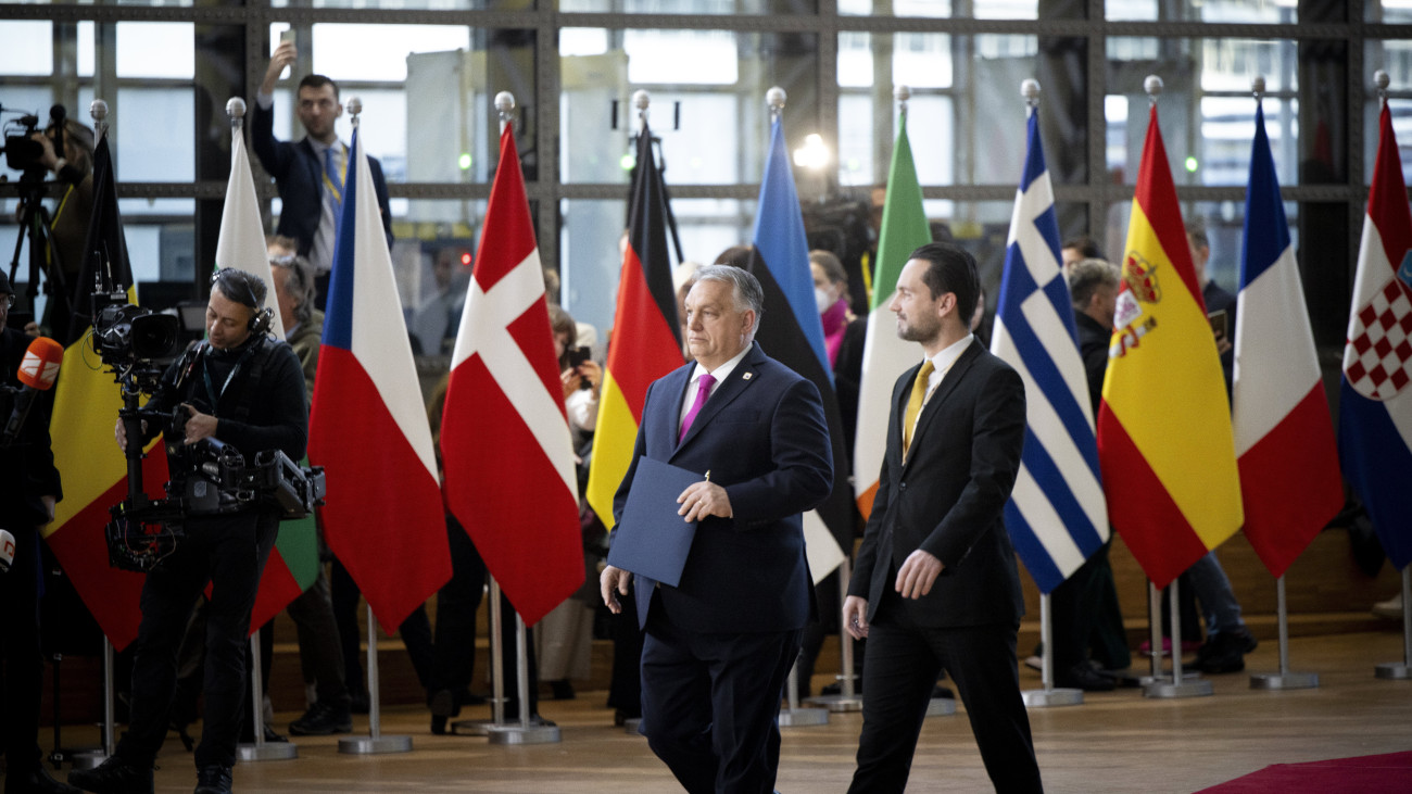 A Miniszterelnöki Sajtóiroda által közreadott képen Orbán Viktor miniszterelnök (b) az Európai Unió tagországai állam- és kormányfőinek kétnapos tanácskozására érkezik Brüsszelben 2023. december 14-én. Jobbról Havasi Bertalan, a kormányfő sajtófőnöke.