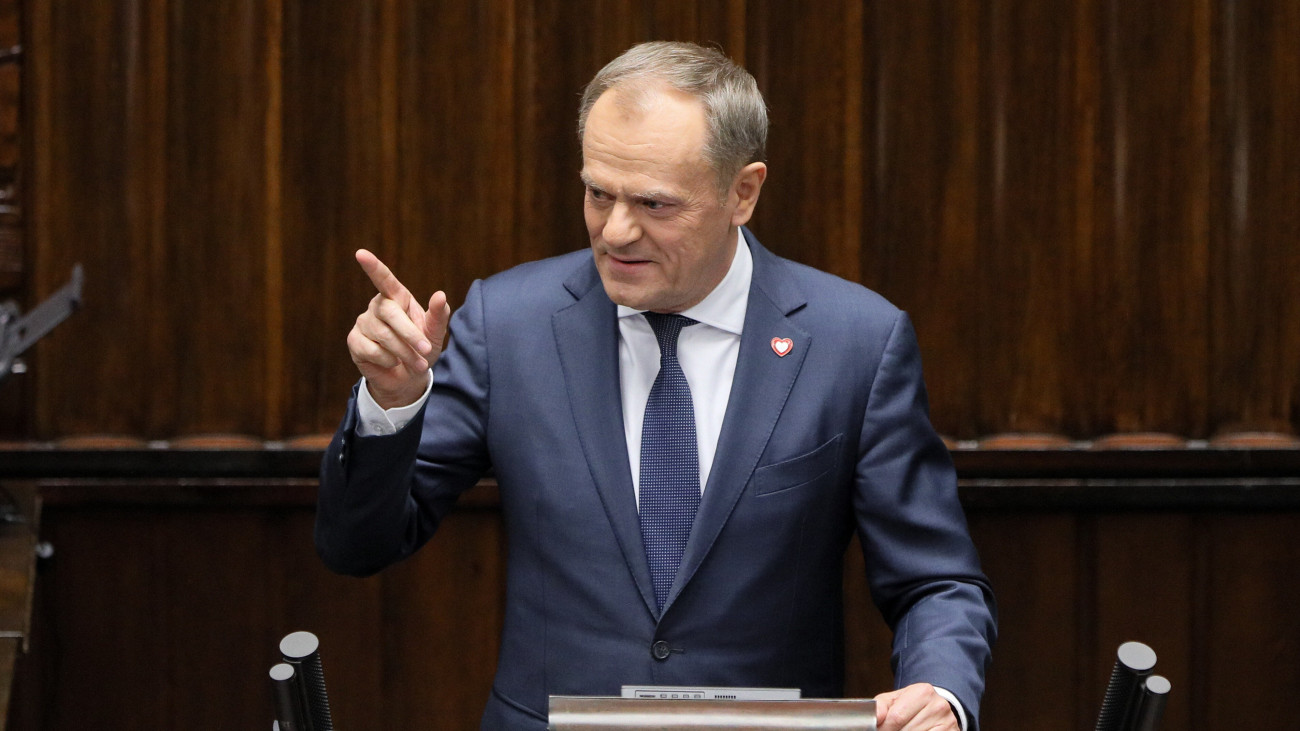 Donald Tusk, a fő lengyel ellenzéki erő, a Civil Platform (PO) párt elnöke beszél a lengyel parlamenti alsóház, a szejm varsói üléstermében, miután miniszterelnökké választotta az október 15-i választások eredményeképpen létrejött törvényhozás 2023. december 11-én.