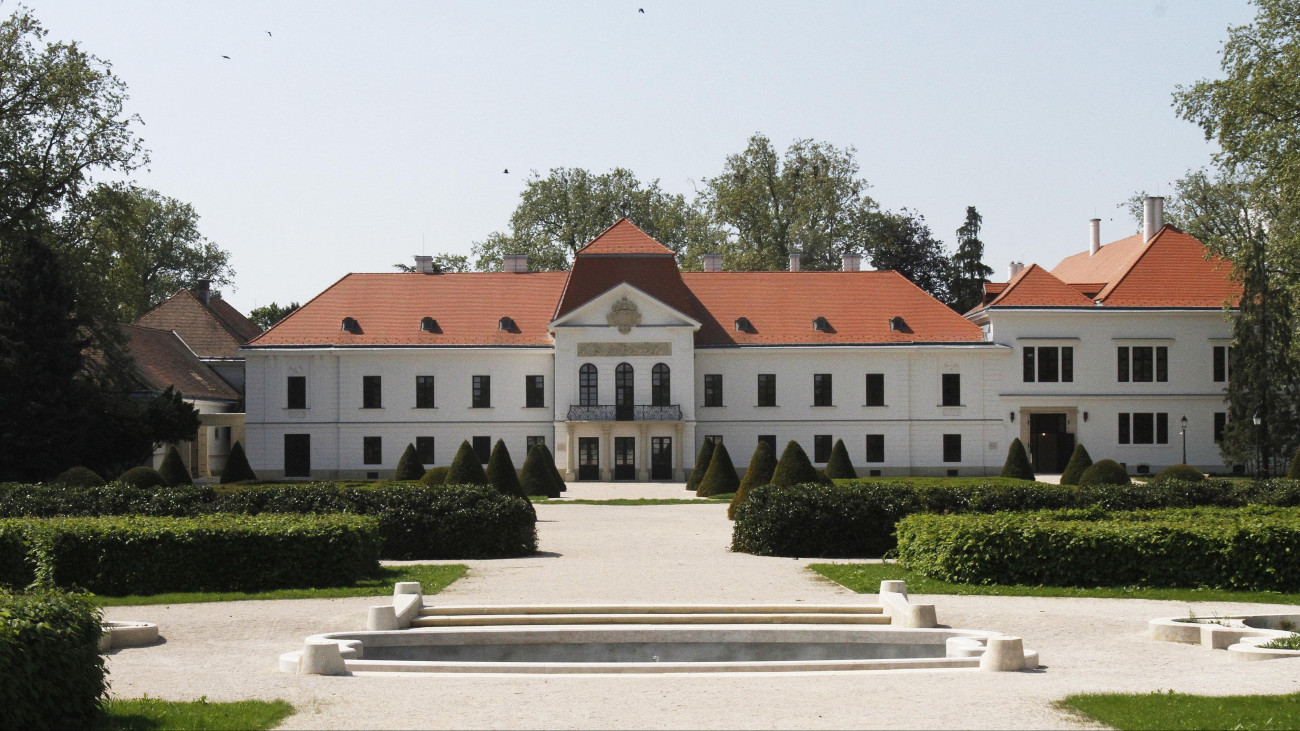 A nagycenki Széchenyi-kastély 2022. május 10-én. Befejeződött a kastély megújulásának épület-kivitelezési szakasza. A Nemzeti Kastélyprogram és Nemzeti Várprogram részeként megvalósuló fejlesztés több mint 2 milliárd 844 millió forintból, részben uniós támogatással, részben hazai forrásból őszig valósul meg.