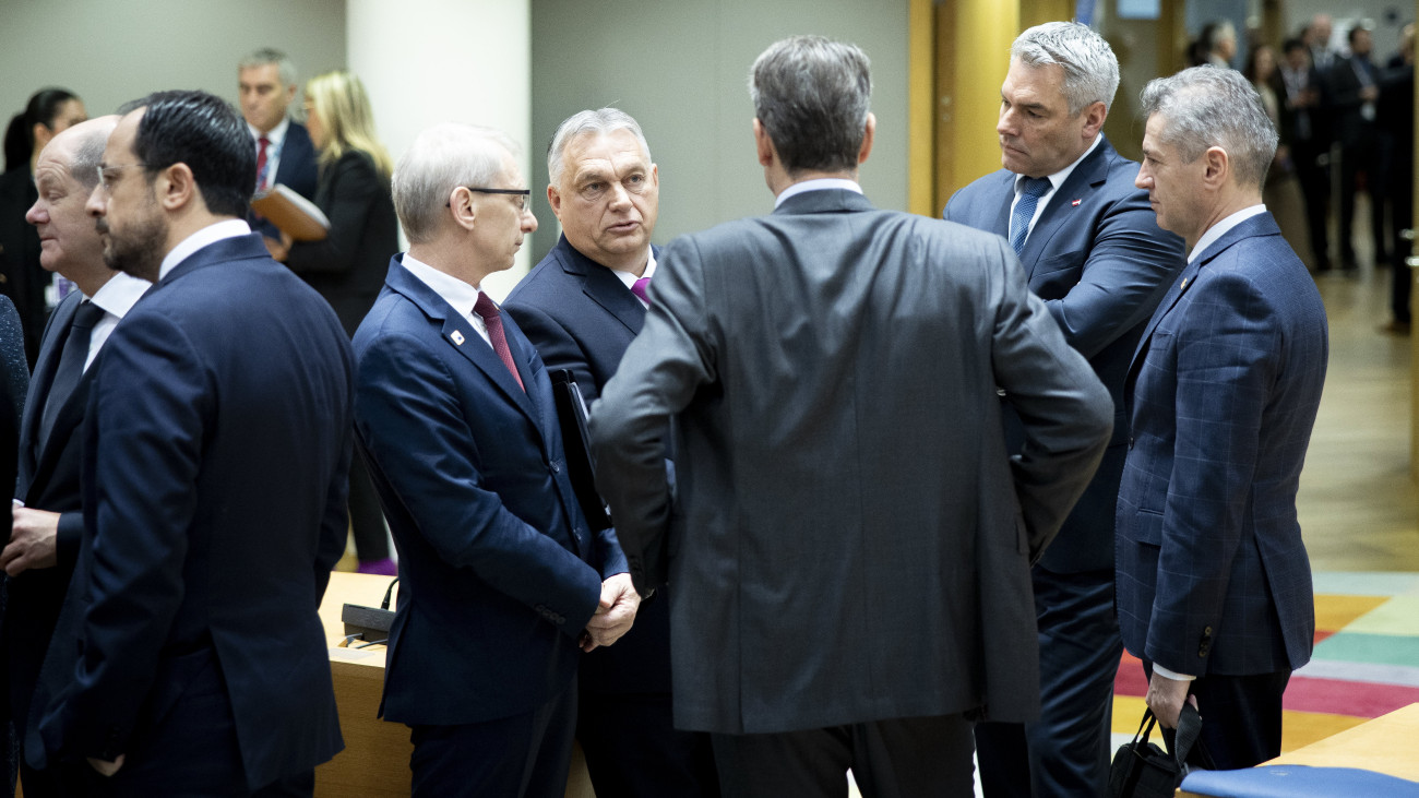 A Miniszterelnöki Sajtóiroda által közreadott képen Orbán Viktor miniszterelnök (j4), valamint Nikolai Denkov bolgár miniszterelnök (j5), Karl Nehammer osztrák kancellár (j2) és Robert Golob szlovén miniszterelnök (j) az Európai Unió tagországai állam- és kormányfőinek kétnapos tanácskozásán Brüsszelben 2023. december 14-én.