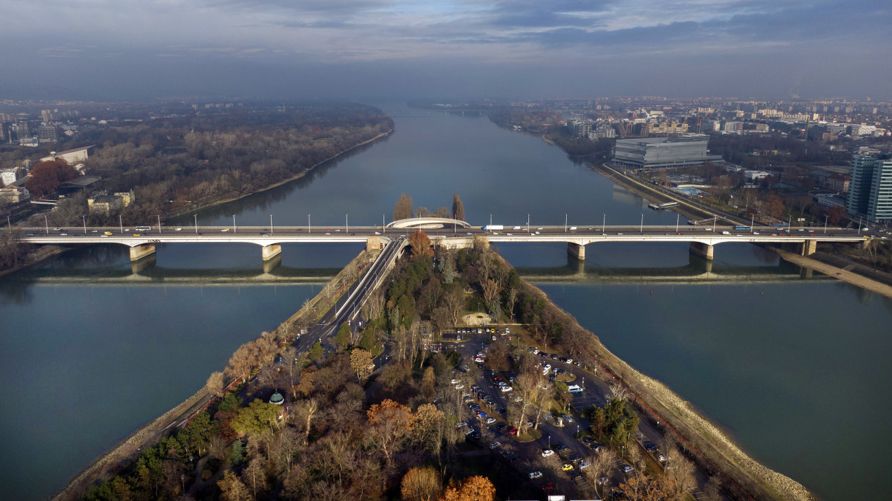 Az Árpád híd látképe a Margitszigettel 2020. december 23-án.