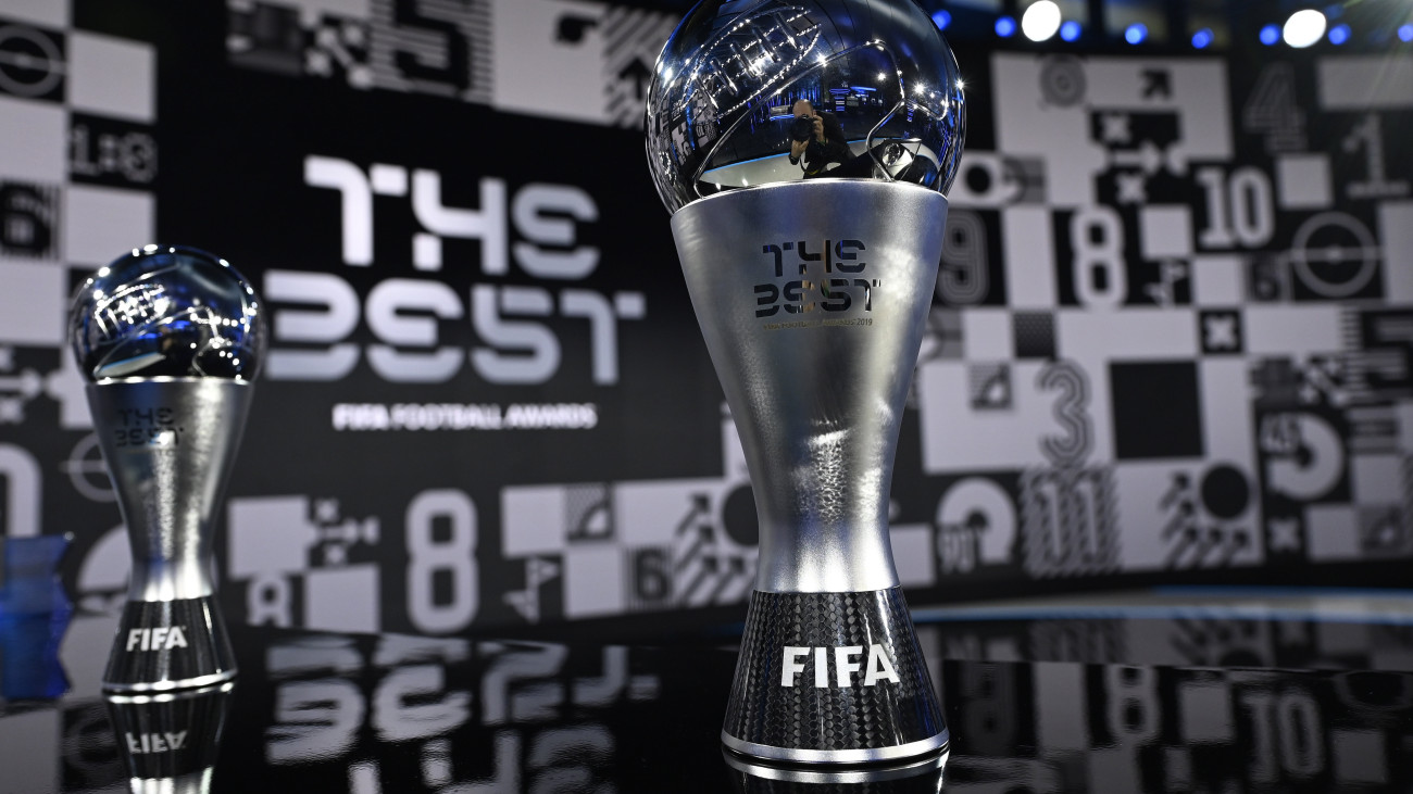 Az Év játékosának járó trófea a Nemzetközi Labdarúgó-szövetség, a FIFA virtuáis díjkiosztó gálaestje előtt a szövetség zürichi székházában 2020. december 17-én. A díjkiosztó ünnepséget a koronavírus-járvány miatt virtuálisan rendezik.