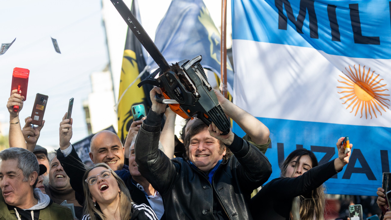 BUENOS AIRES, ARGENTINA - SEPTEMBER 25: Presidential candidate Javier Milei of La Libertad Avanza lifts a chainsaw next to his candidate to Buenos Aires Province governor, Carolina Piparo during a rally on September 25, 2023 in San Martin, Buenos Aires, Argentina. (Photo by Tomas Cuesta/Getty Images)