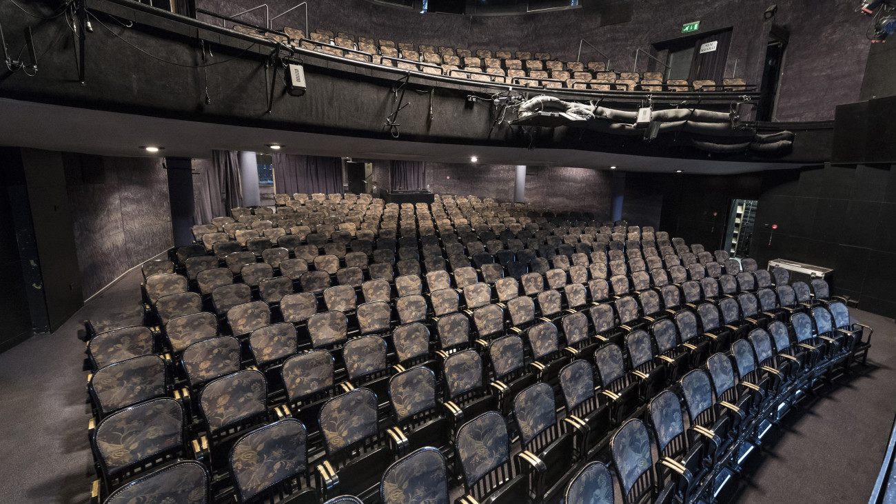 Az Örkény Színház nézőtere az átépítés előtt 2017. április 1-jén. A színház Madách téri épületét a nézőtér átépítése miatt őszig bezárják, addig a társulat a Városmajorban felállított színházi sátorban kap helyet.