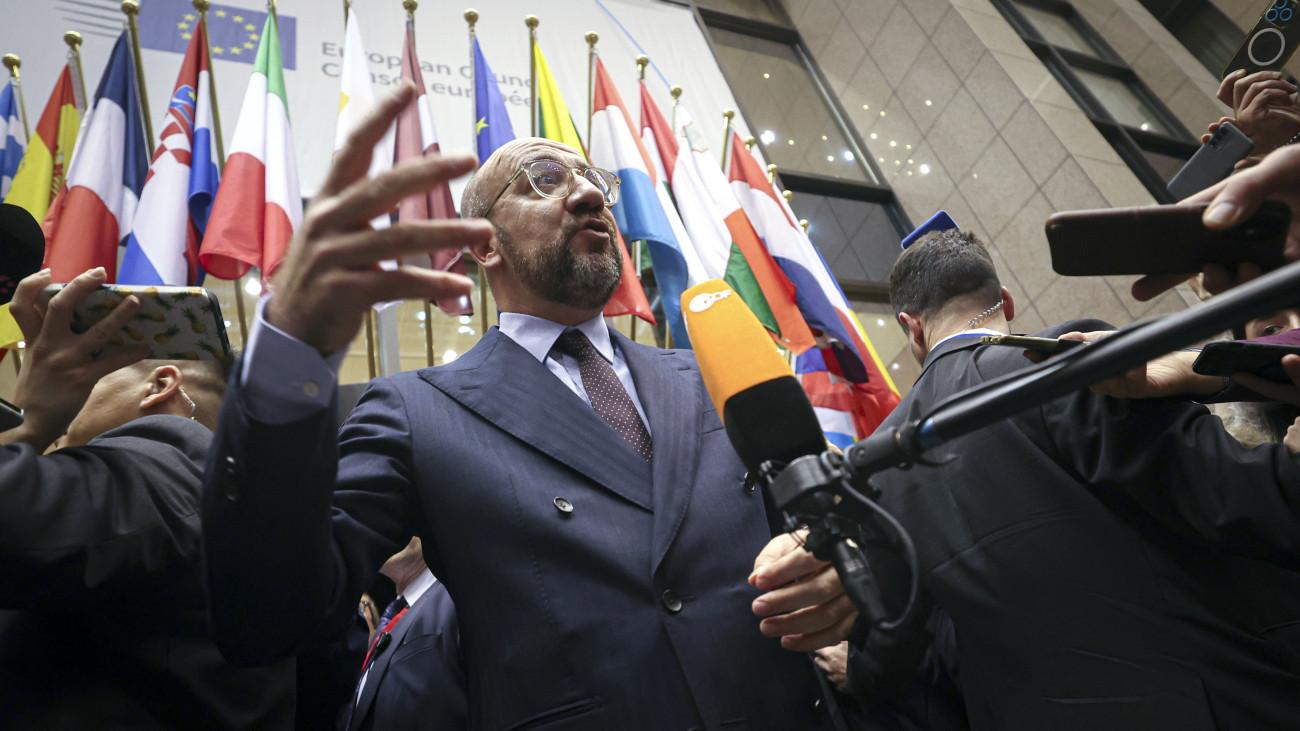 Charles Michel, az Európai Tanács elnöke bejelenti az Ukrajnával kapcsolatos döntést az Európai Unió brüsszeli csúcstalálkozójának első napján, 2023. december 14-én. Az Európai Tanács úgy döntött, az EU megkezdi a csatlakozási tárgyalásokat Ukrajnával. A döntést az EU 26 tagországa támogatta, Magyarország nem vett részt a szavazáson.