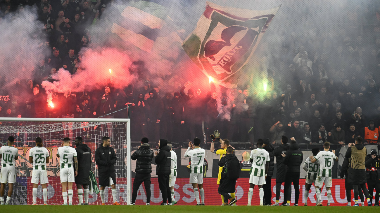 A Ferencváros játékosai és szurkolói ünnepelnek, miután a csapat 1-1-es döntetlent játszott a Fiorentina ellen a labdarúgó Konferencia-liga csoportkörének hatodik, utolsó fordulójában játszott mérkőzésen a Groupama Arénában 2023. december 14-én. A Ferencváros második helyen jutott tovább a csoportból. 