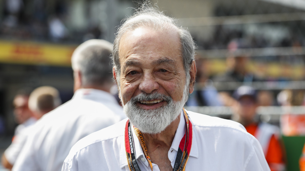 Carlos Slim mexikói üzletember a Forma-1-es autós gyorsasági világbajnokság Mexikói Nagydíjának rajtja előtt a mexikóvárosi Hermanos Rodríguez versenypályán 2022. október 30-án.