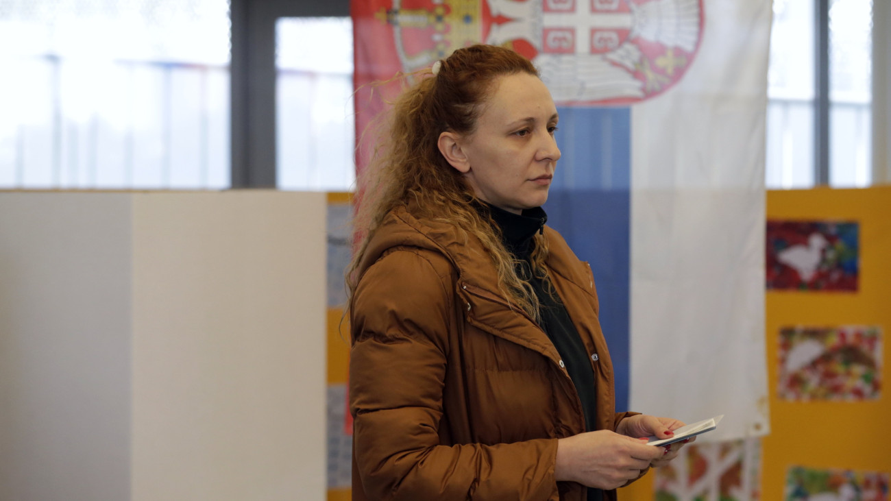Szavazata leadására készül egy nő az előre hozott parlamenti választáson, valamint elnökválasztáson Belgrádban 2022. április 3-án. Néhány helyen önkormányzati választást is tartanak a nyugat-balkáni országban.